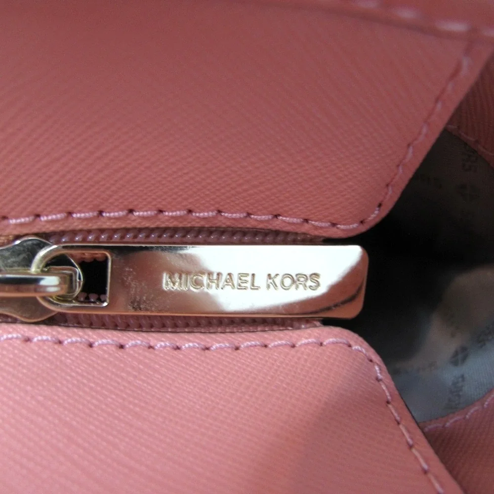 Michael Kors Medium Jet Set‎ Saffiano Leather Top-Zip Multifunction Tote Handbag